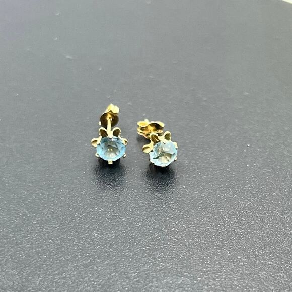 JCM Jacmel Round 5mm Blue Prong Set Blue CZ 14K Yellow Gold Stud Earrings - Picture 1 of 9